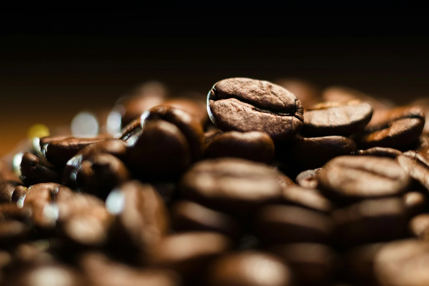 Palone ziarna kawy z bliska, rozmyte tło