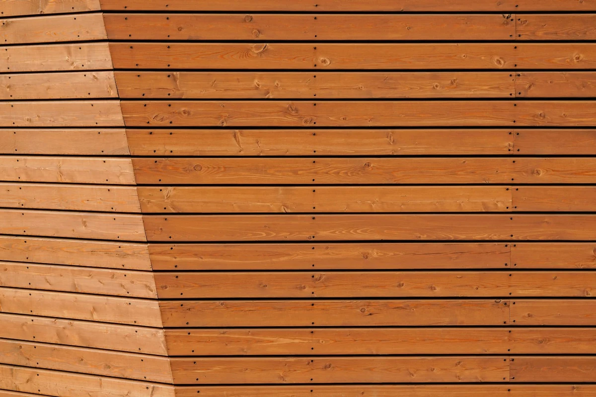 Nahaufnahme einer warmbraunen Holzwand aus Lärche